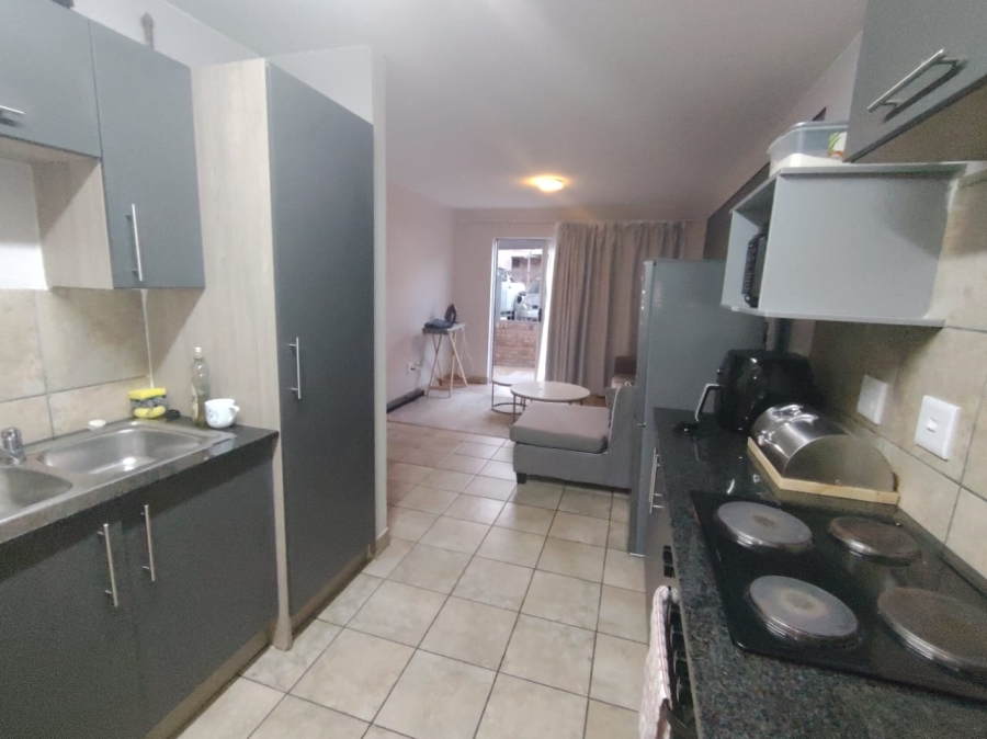2 Bedroom Property for Sale in Rooihuiskraal North Gauteng