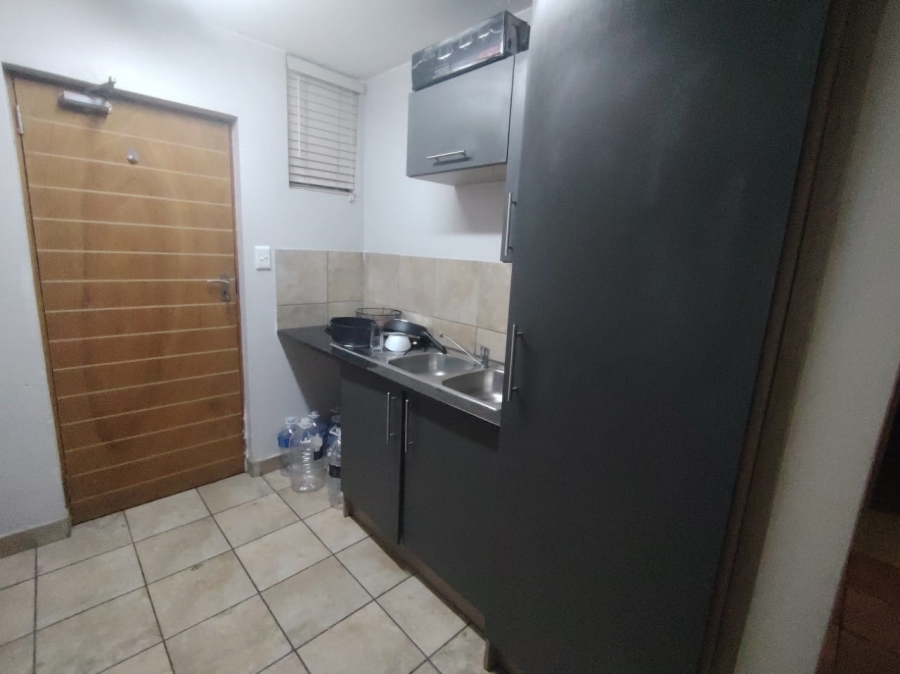 2 Bedroom Property for Sale in Rooihuiskraal North Gauteng