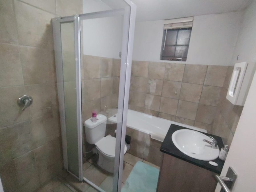 2 Bedroom Property for Sale in Rooihuiskraal North Gauteng