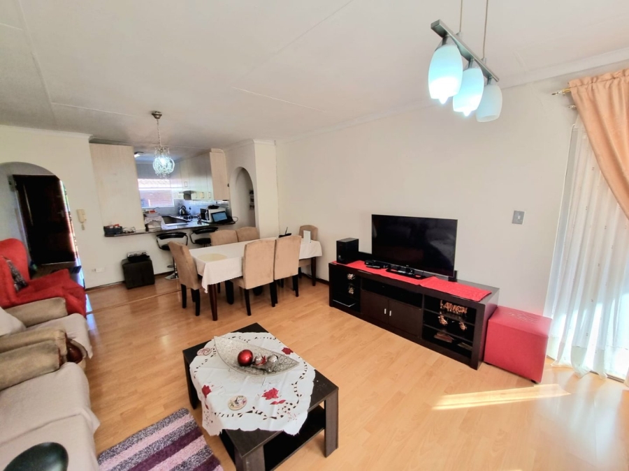 To Let 2 Bedroom Property for Rent in Ridgeway Gauteng