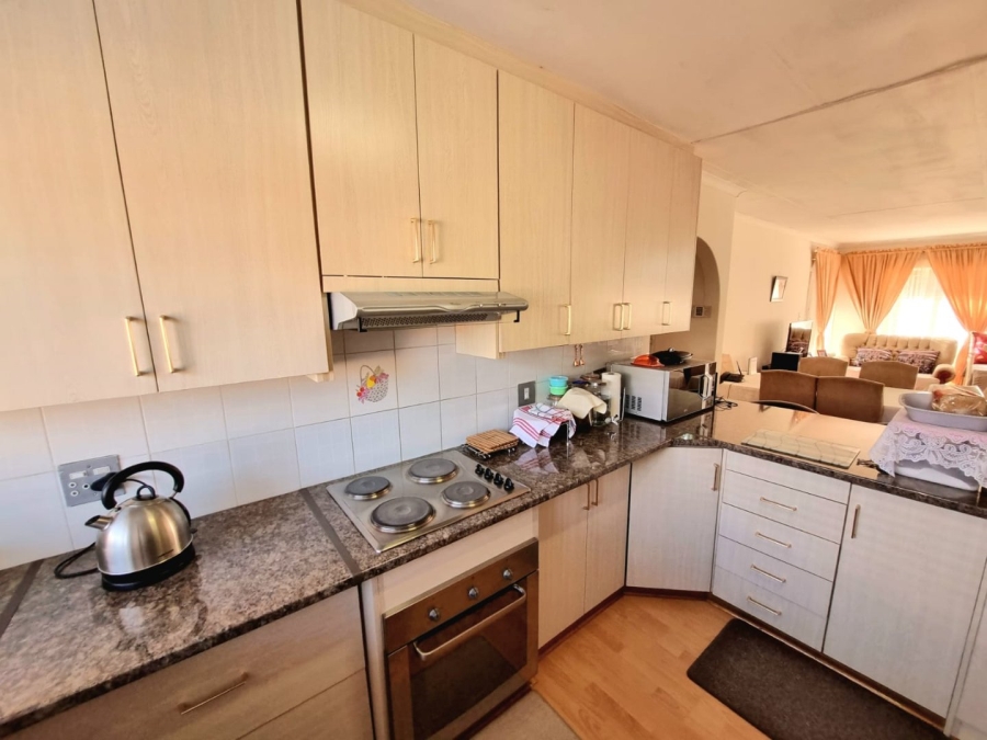 To Let 2 Bedroom Property for Rent in Ridgeway Gauteng