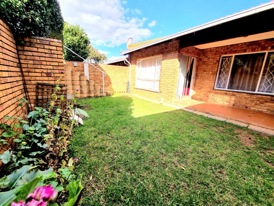 To Let 2 Bedroom Property for Rent in Ridgeway Gauteng