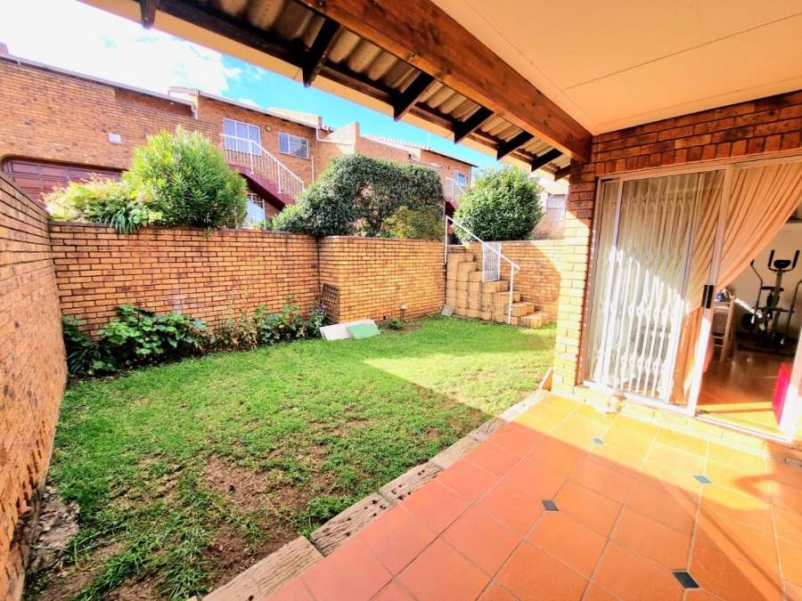 To Let 2 Bedroom Property for Rent in Ridgeway Gauteng