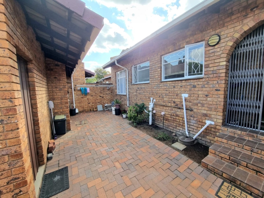 To Let 2 Bedroom Property for Rent in Ridgeway Gauteng