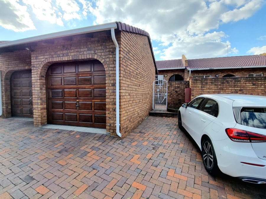 To Let 2 Bedroom Property for Rent in Ridgeway Gauteng
