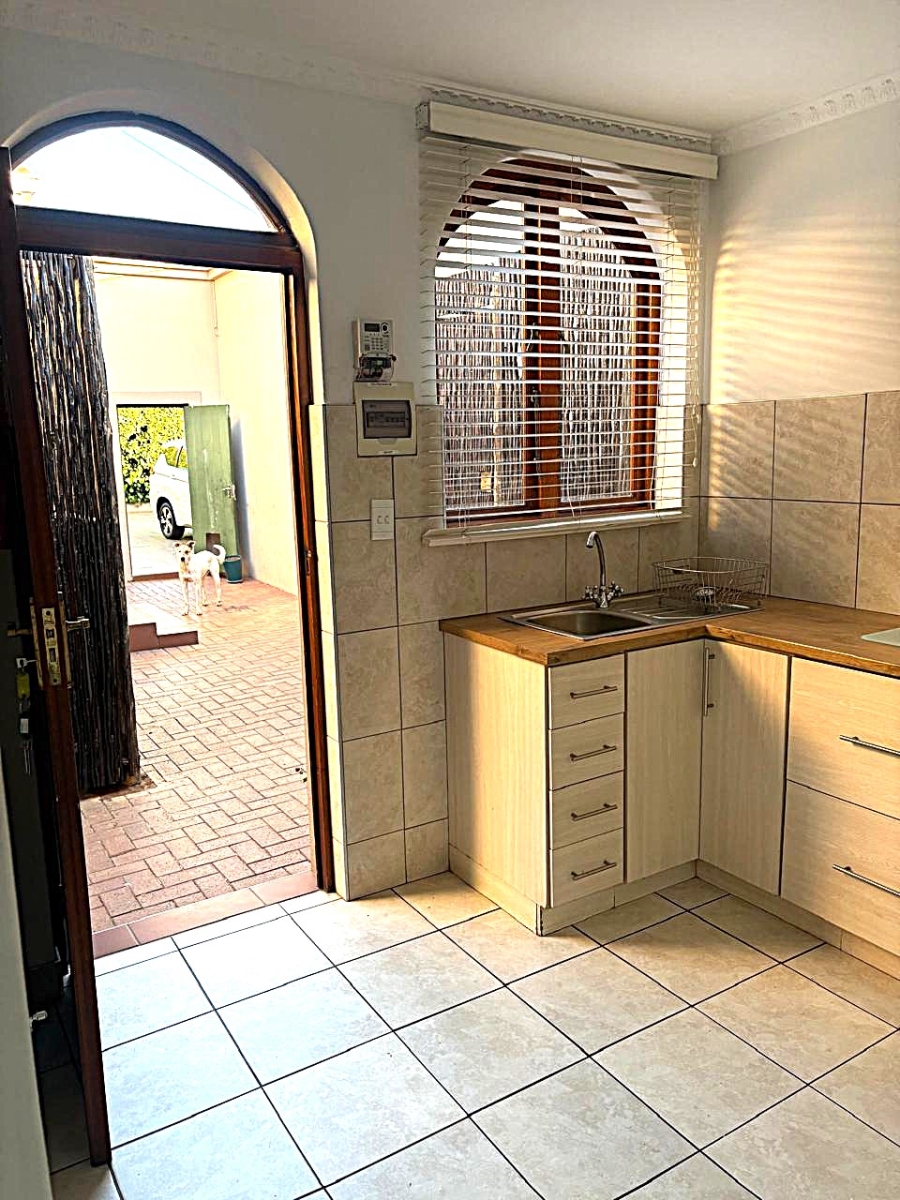 To Let 1 Bedroom Property for Rent in Greenside Gauteng