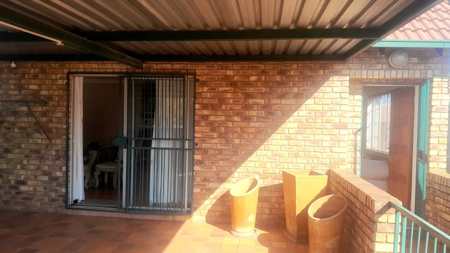 3 Bedroom Property for Sale in Die Hoewes Gauteng