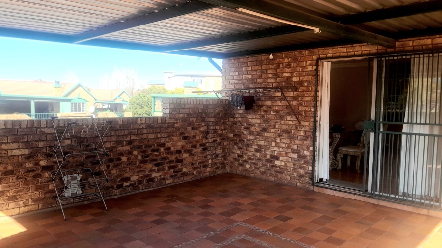 3 Bedroom Property for Sale in Die Hoewes Gauteng