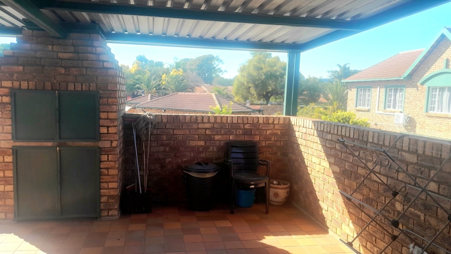 3 Bedroom Property for Sale in Die Hoewes Gauteng