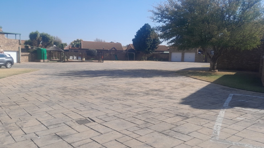 3 Bedroom Property for Sale in Die Hoewes Gauteng