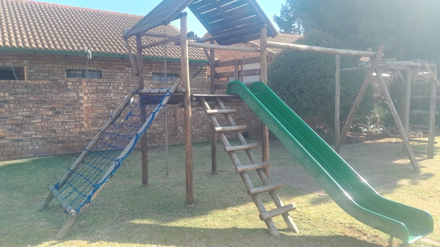 3 Bedroom Property for Sale in Die Hoewes Gauteng