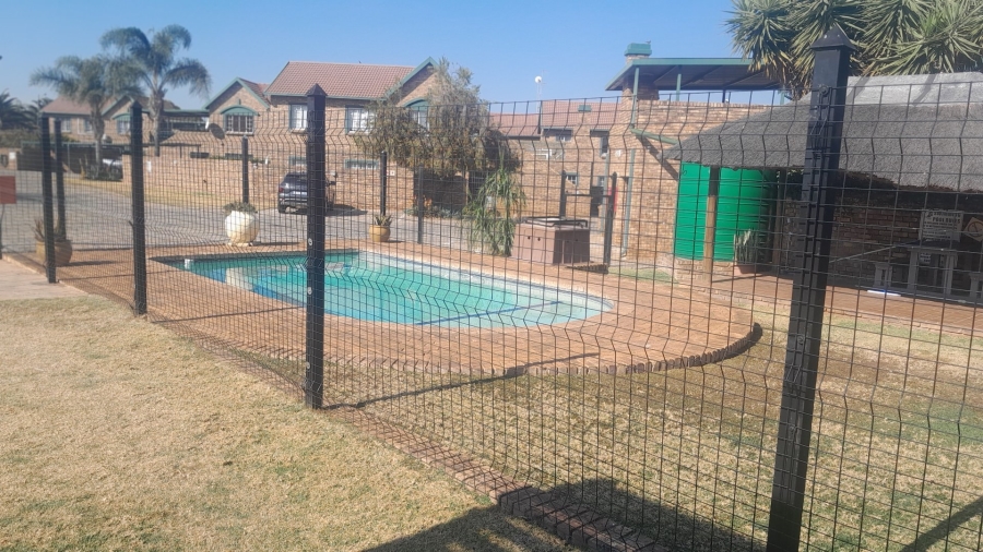 3 Bedroom Property for Sale in Die Hoewes Gauteng
