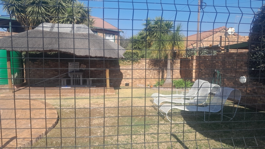 3 Bedroom Property for Sale in Die Hoewes Gauteng