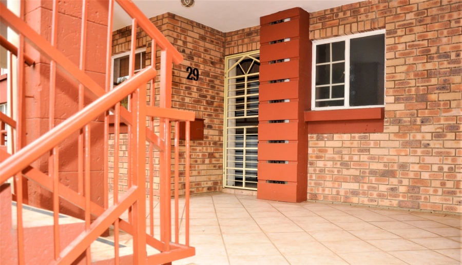 2 Bedroom Property for Sale in Die Hoewes Gauteng