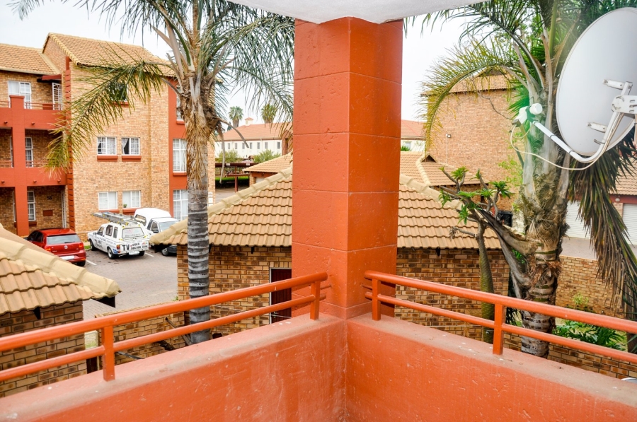 2 Bedroom Property for Sale in Die Hoewes Gauteng