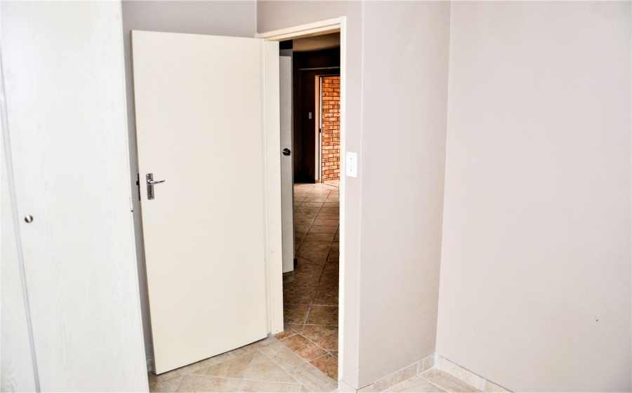 2 Bedroom Property for Sale in Die Hoewes Gauteng