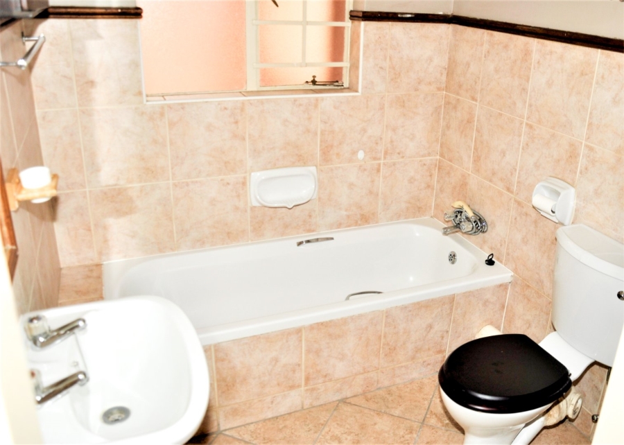 2 Bedroom Property for Sale in Die Hoewes Gauteng
