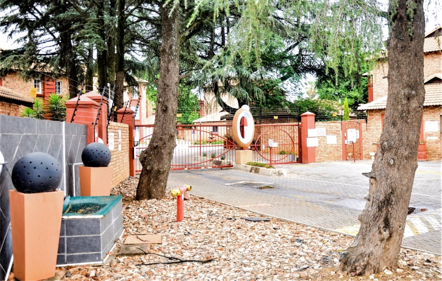 2 Bedroom Property for Sale in Die Hoewes Gauteng