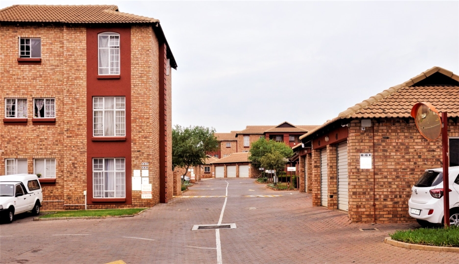2 Bedroom Property for Sale in Die Hoewes Gauteng
