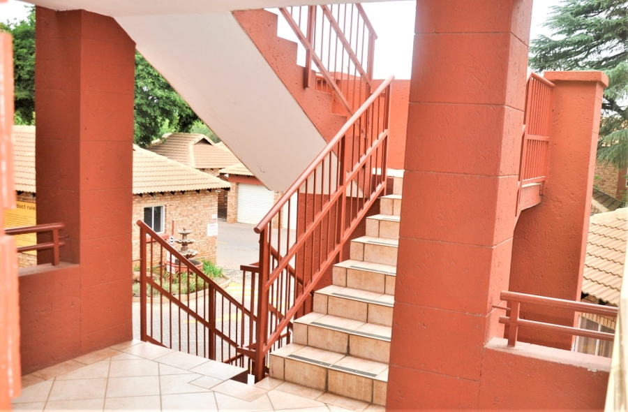 2 Bedroom Property for Sale in Die Hoewes Gauteng