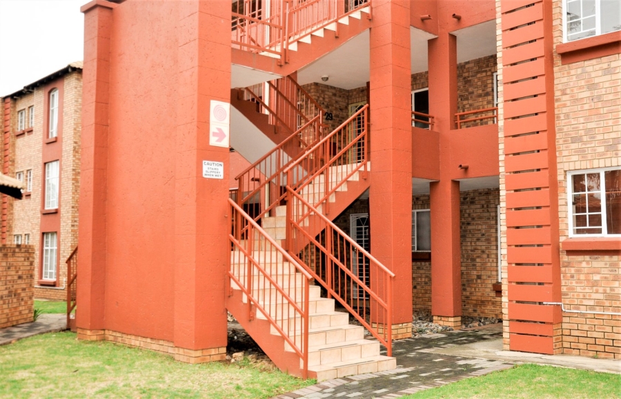 2 Bedroom Property for Sale in Die Hoewes Gauteng
