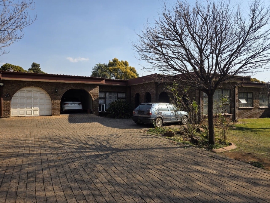 To Let 4 Bedroom Property for Rent in Flora Gardens Gauteng