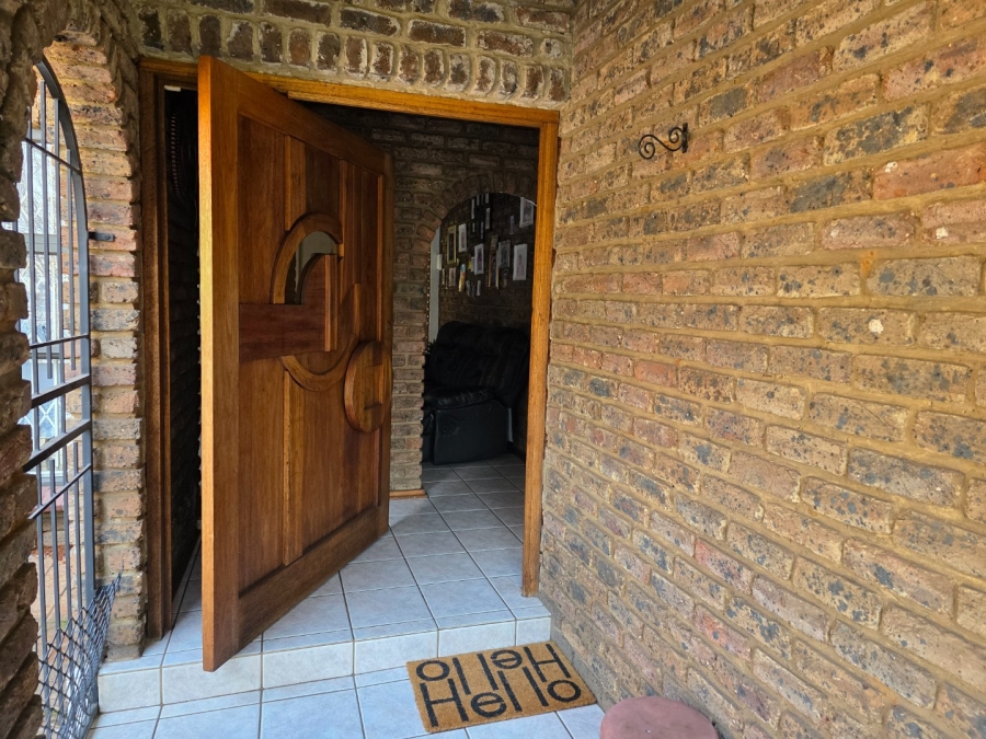 To Let 4 Bedroom Property for Rent in Flora Gardens Gauteng