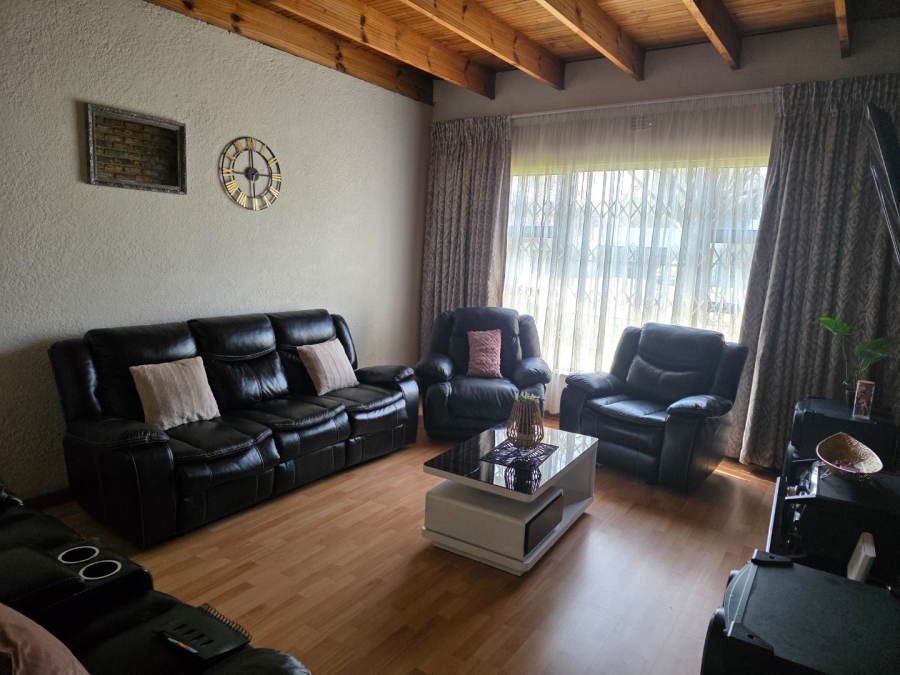 To Let 4 Bedroom Property for Rent in Flora Gardens Gauteng
