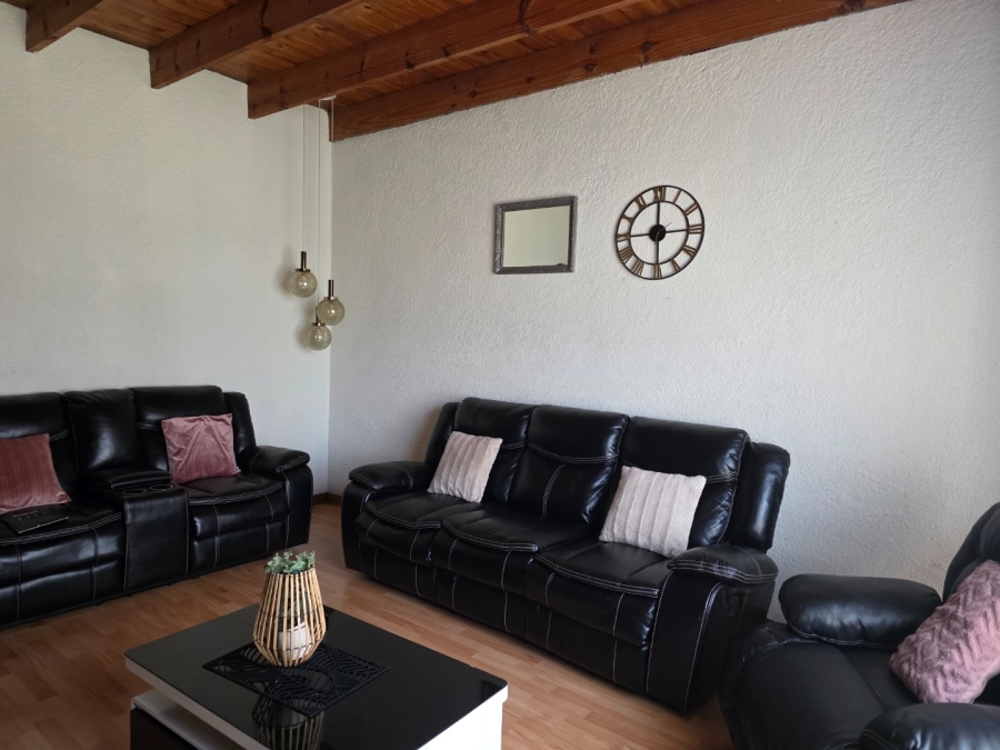 To Let 4 Bedroom Property for Rent in Flora Gardens Gauteng
