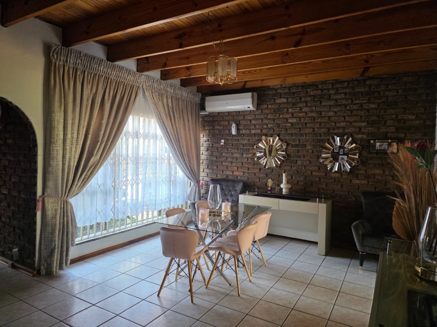 To Let 4 Bedroom Property for Rent in Flora Gardens Gauteng