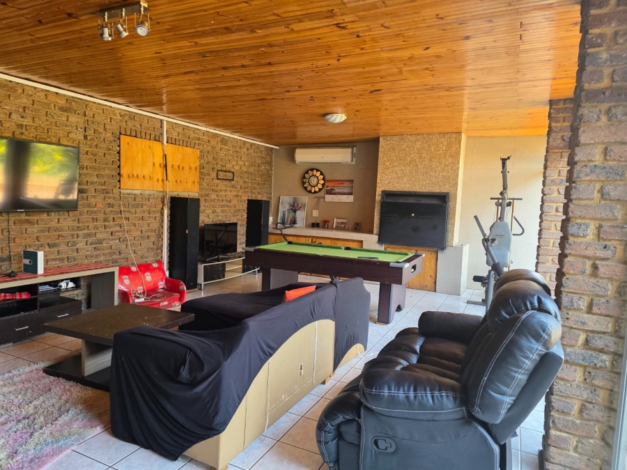 To Let 4 Bedroom Property for Rent in Flora Gardens Gauteng