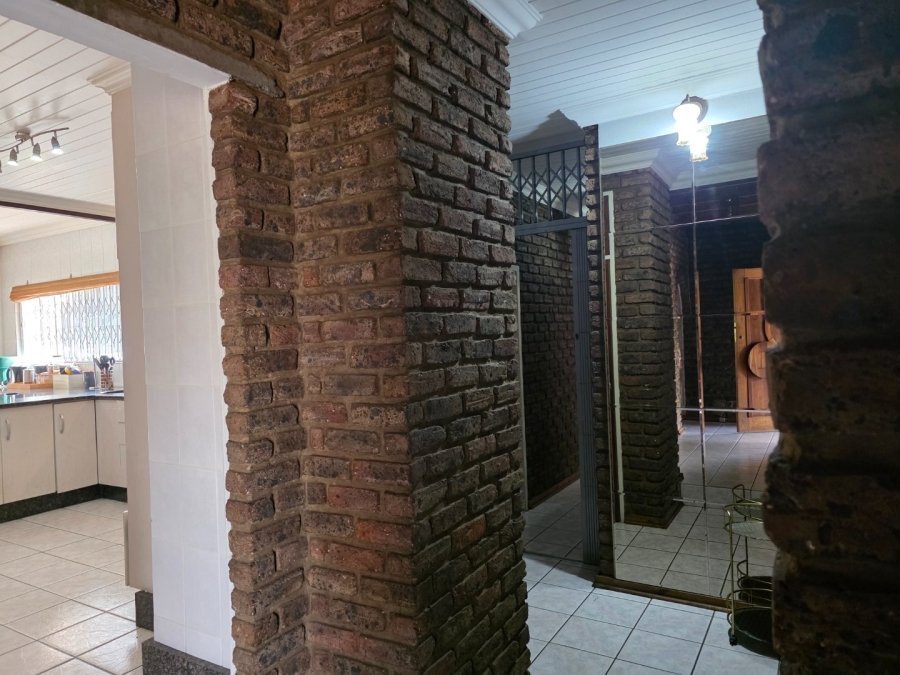 To Let 4 Bedroom Property for Rent in Flora Gardens Gauteng