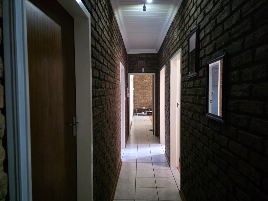 To Let 4 Bedroom Property for Rent in Flora Gardens Gauteng