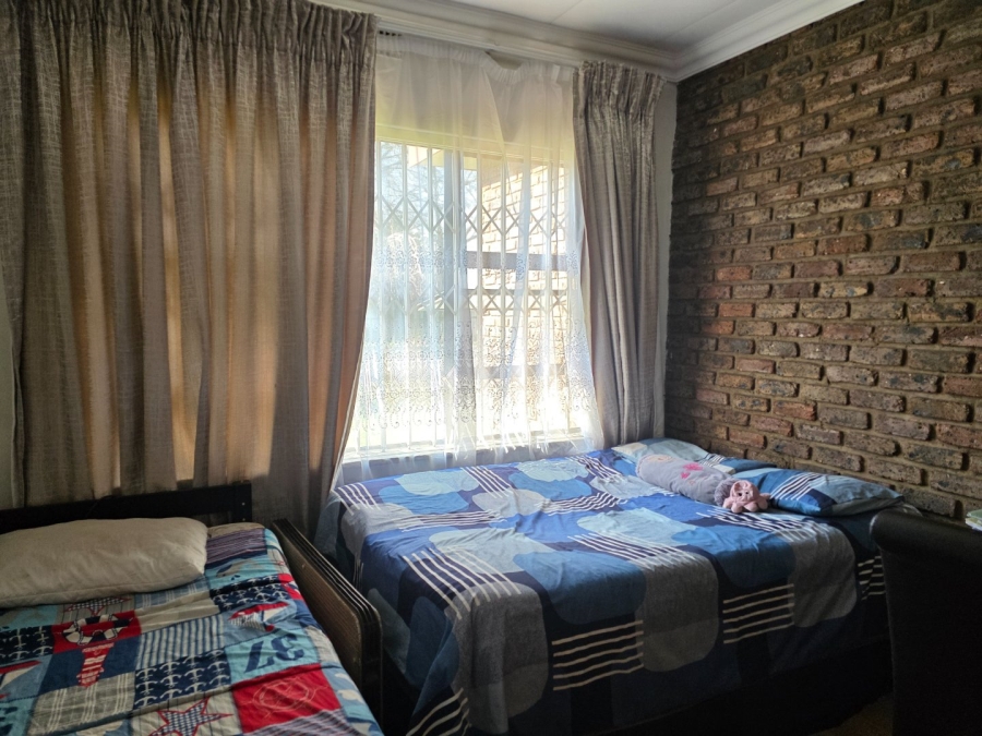 To Let 4 Bedroom Property for Rent in Flora Gardens Gauteng