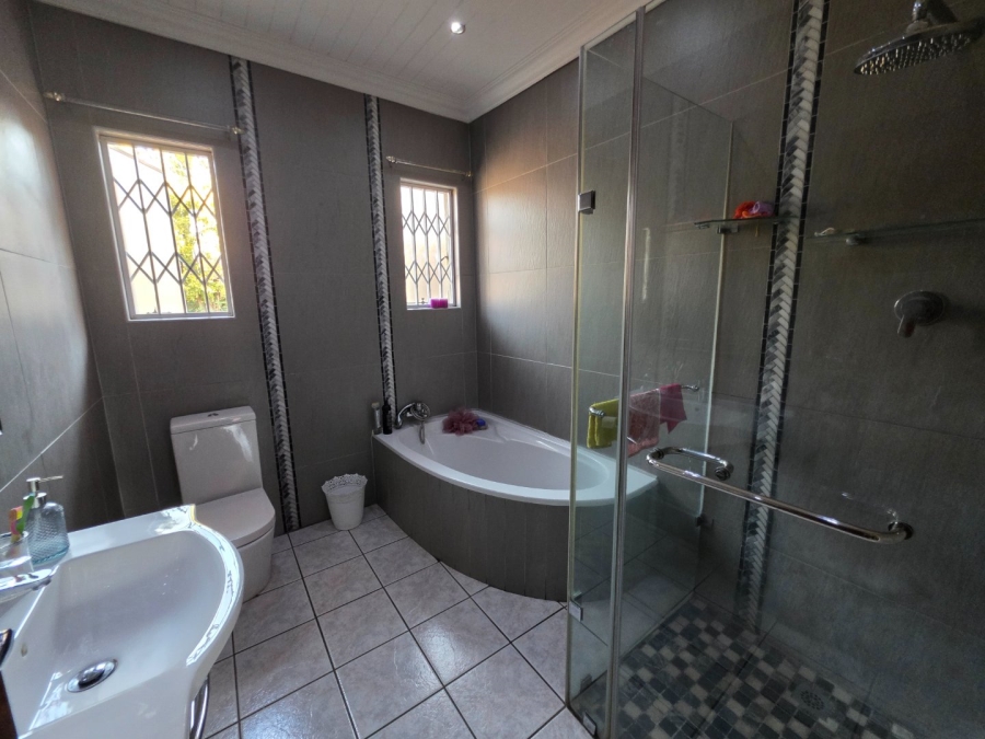 To Let 4 Bedroom Property for Rent in Flora Gardens Gauteng