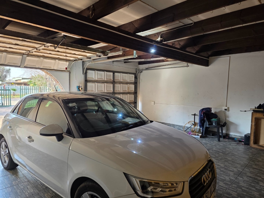 To Let 4 Bedroom Property for Rent in Flora Gardens Gauteng