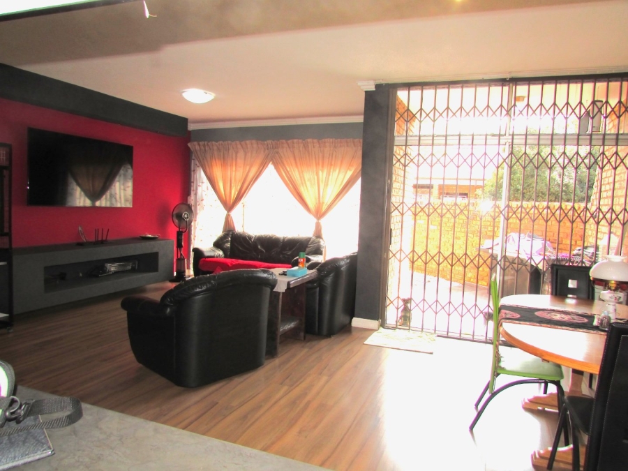 3 Bedroom Property for Sale in Flora Gardens Gauteng