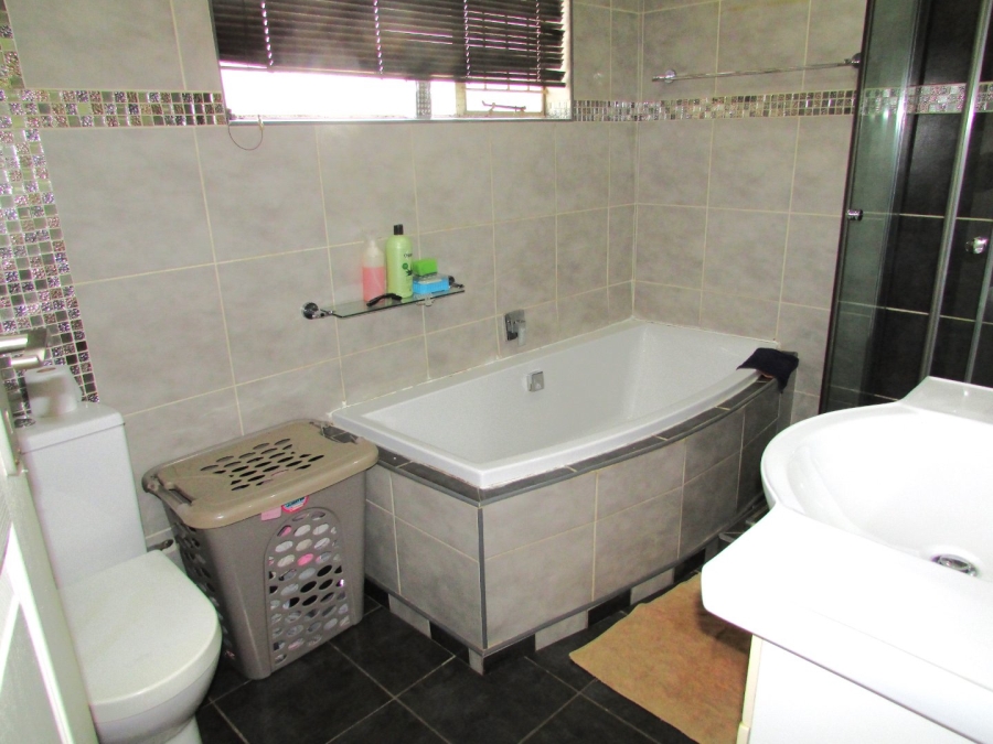 3 Bedroom Property for Sale in Flora Gardens Gauteng