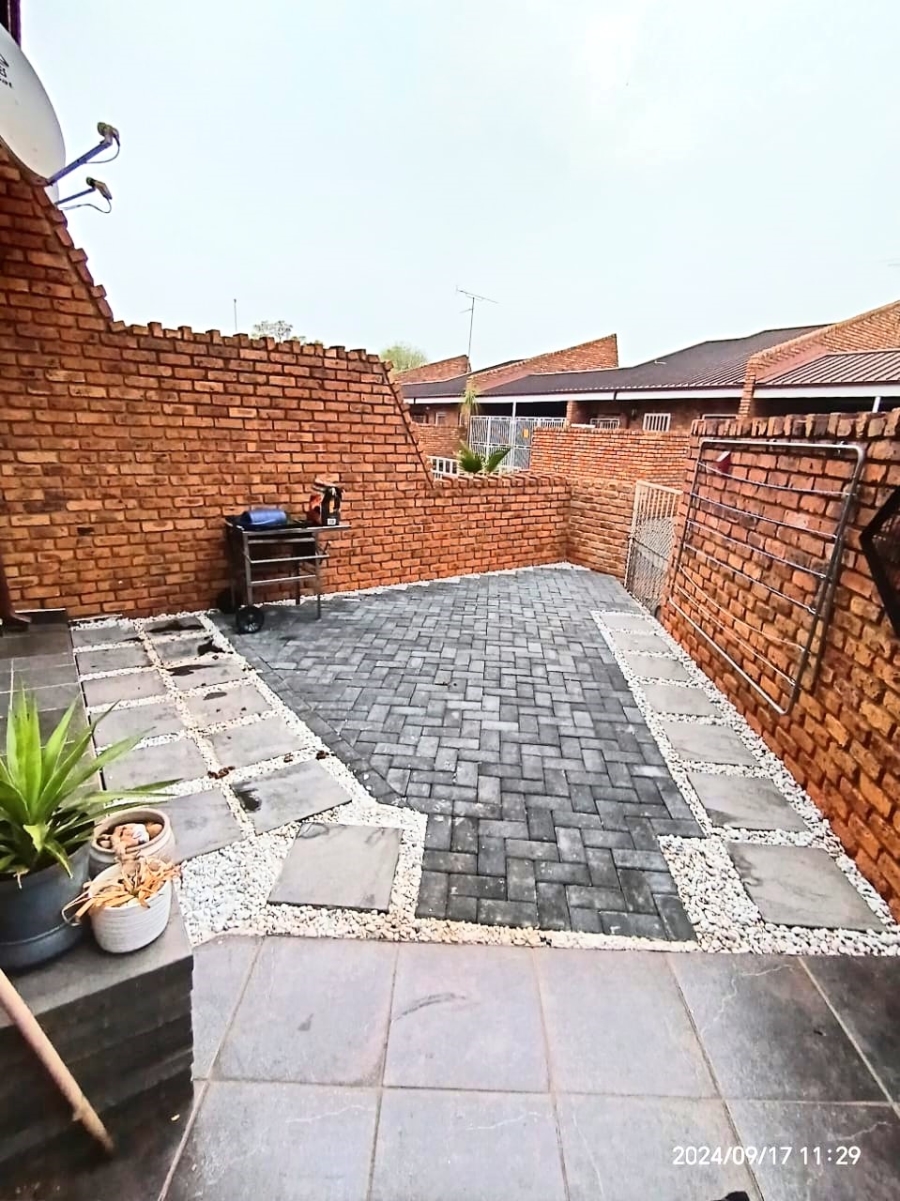 3 Bedroom Property for Sale in Flora Gardens Gauteng