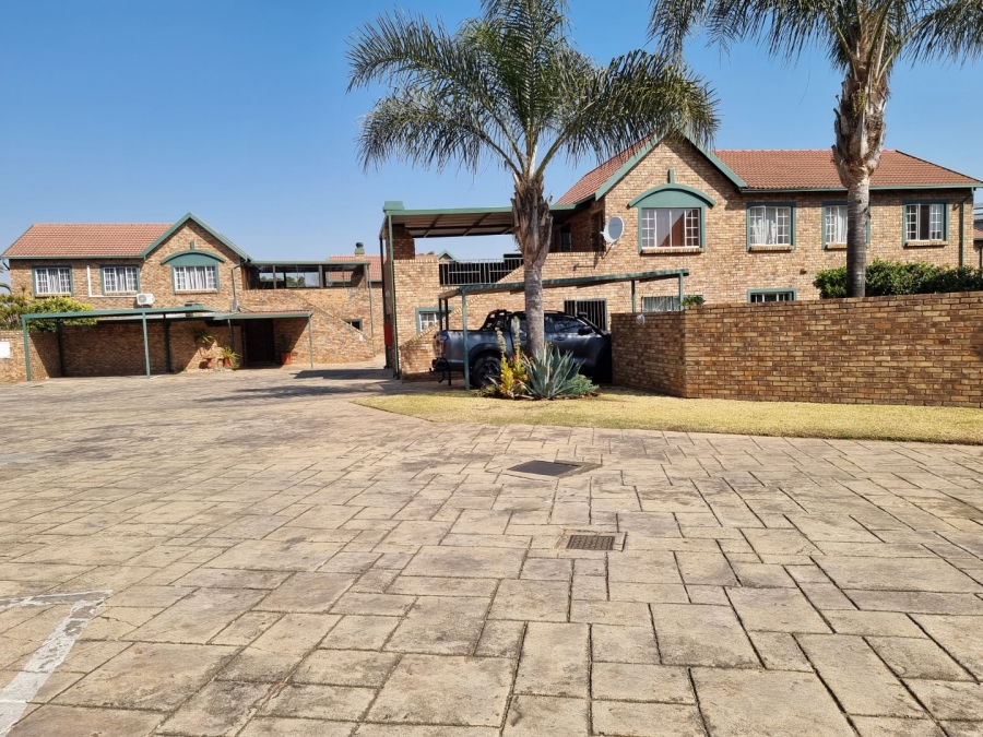 3 Bedroom Property for Sale in Die Hoewes Gauteng