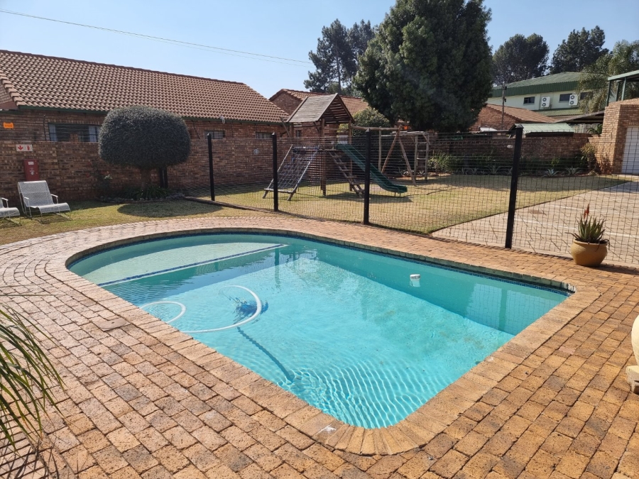 3 Bedroom Property for Sale in Die Hoewes Gauteng
