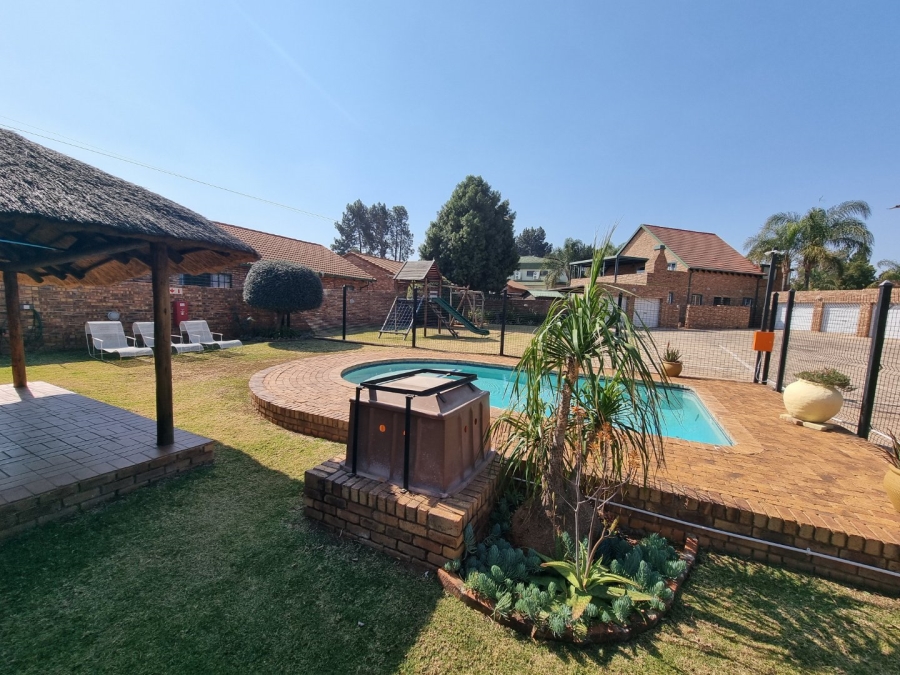 3 Bedroom Property for Sale in Die Hoewes Gauteng