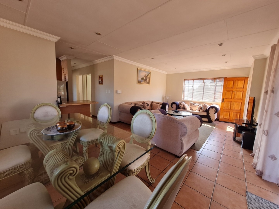 3 Bedroom Property for Sale in Die Hoewes Gauteng