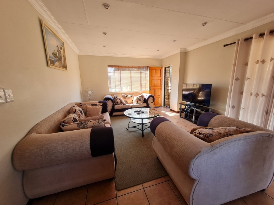 3 Bedroom Property for Sale in Die Hoewes Gauteng