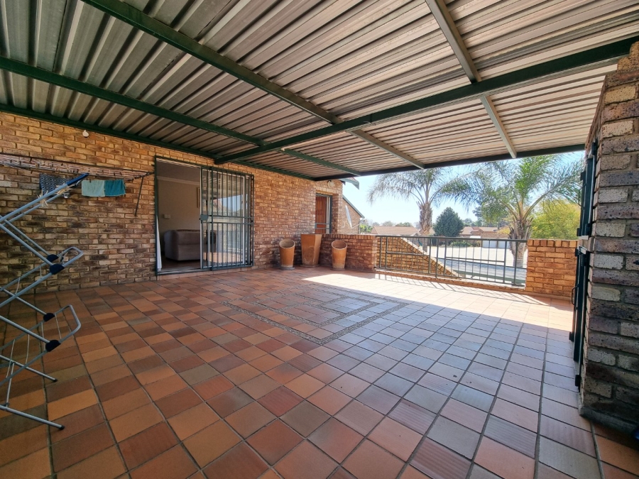 3 Bedroom Property for Sale in Die Hoewes Gauteng