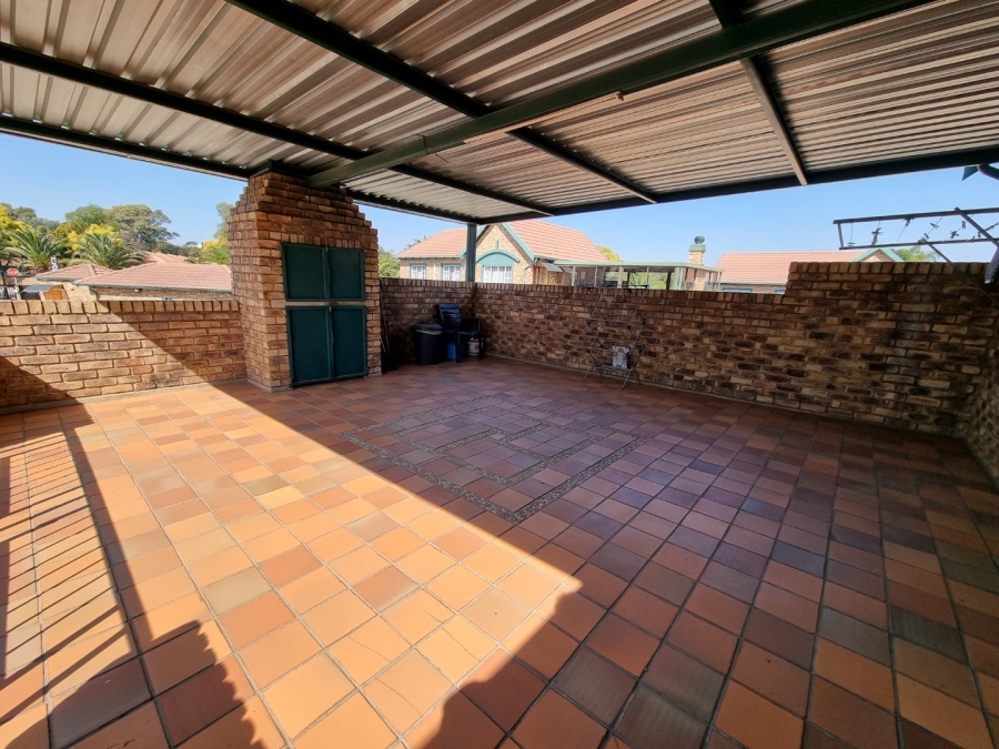 3 Bedroom Property for Sale in Die Hoewes Gauteng