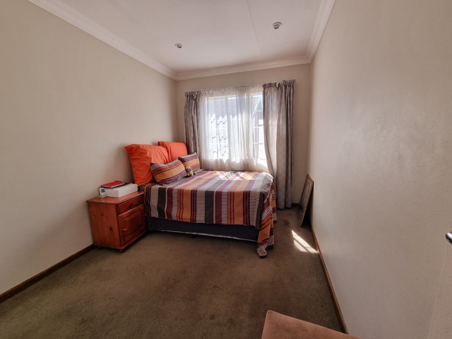 3 Bedroom Property for Sale in Die Hoewes Gauteng