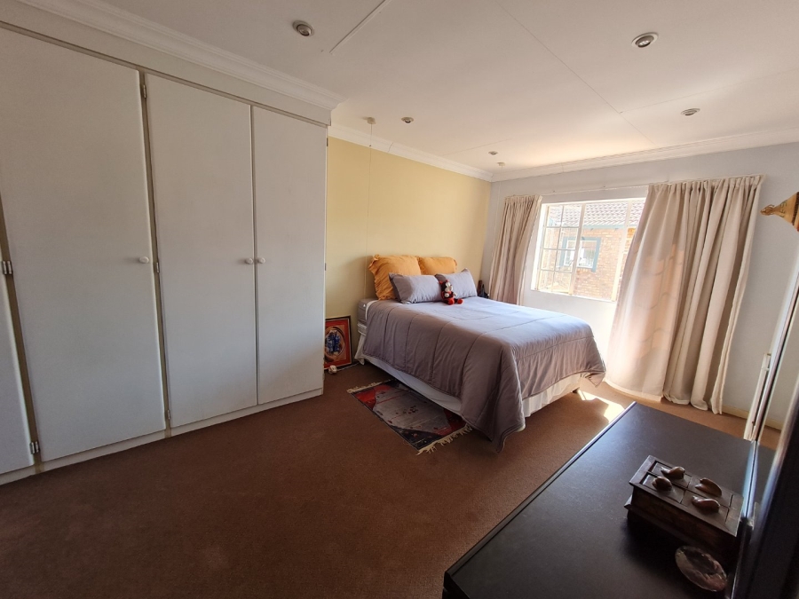 3 Bedroom Property for Sale in Die Hoewes Gauteng