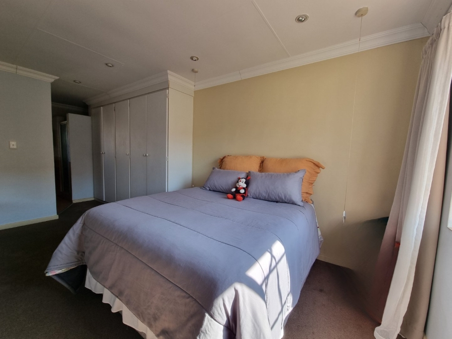 3 Bedroom Property for Sale in Die Hoewes Gauteng