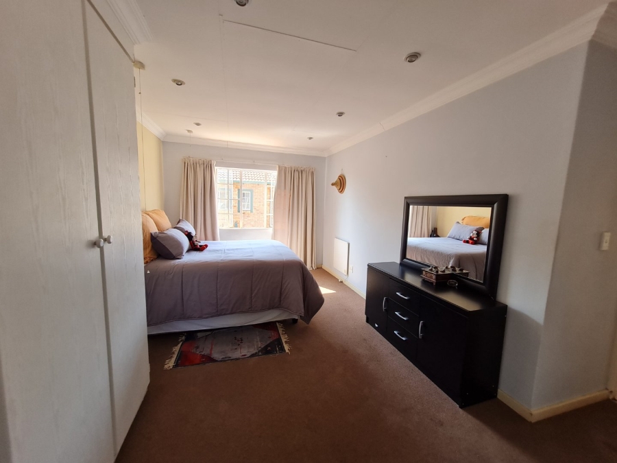 3 Bedroom Property for Sale in Die Hoewes Gauteng